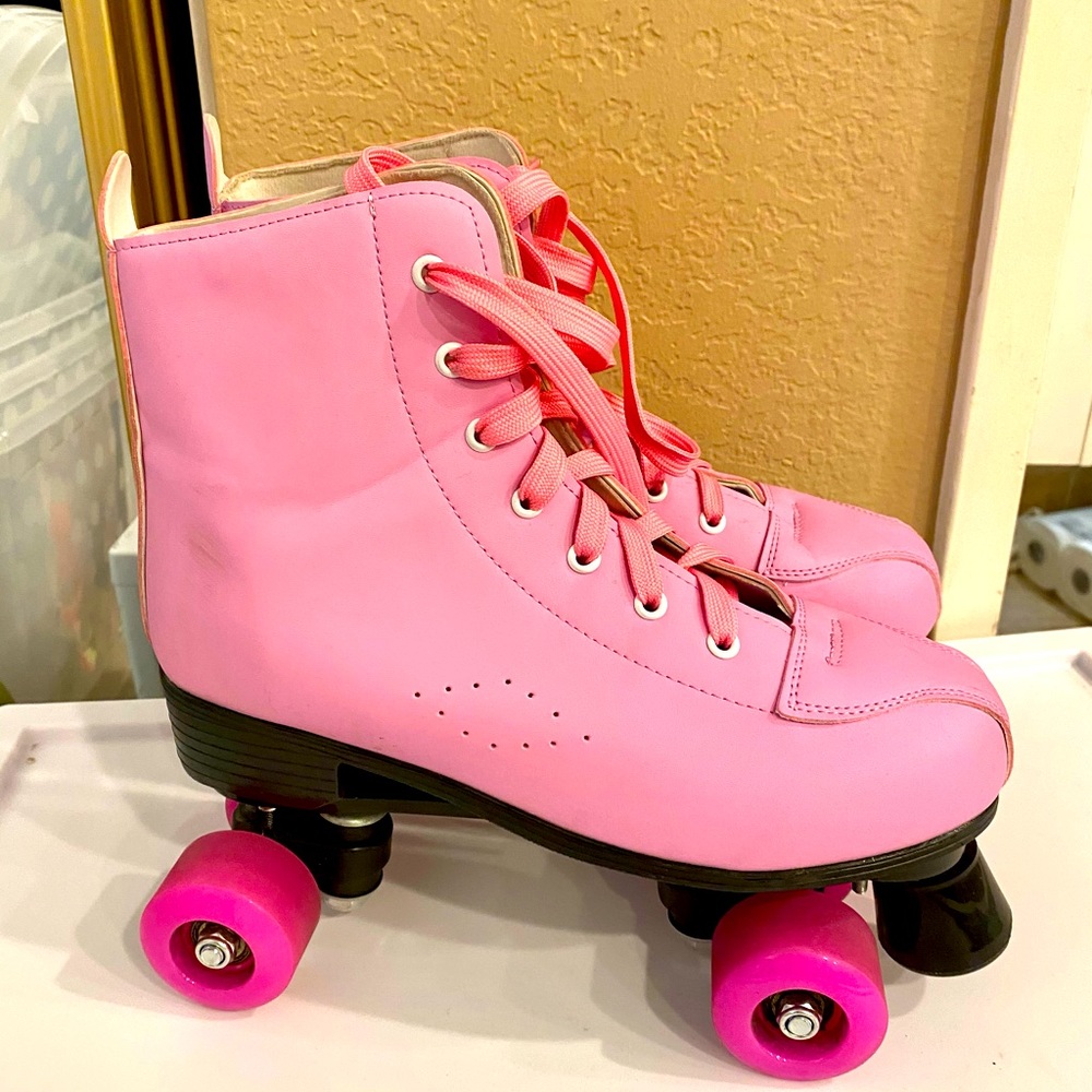 PINK roller skates!! Easily fits size 9.5/10